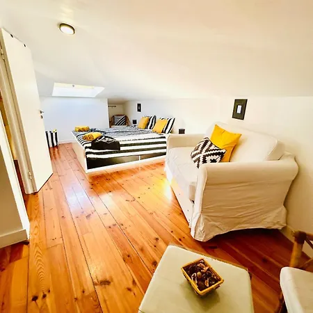 Апартаменти Charming Historic Duplex